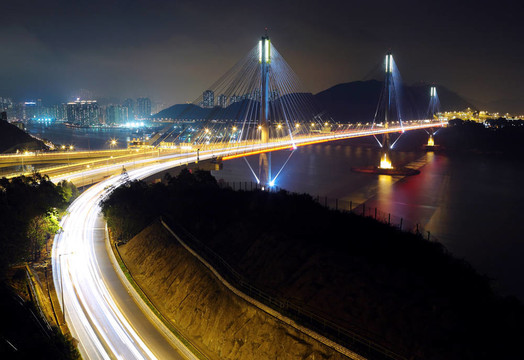 晚上Ting Kau公路和橋梁