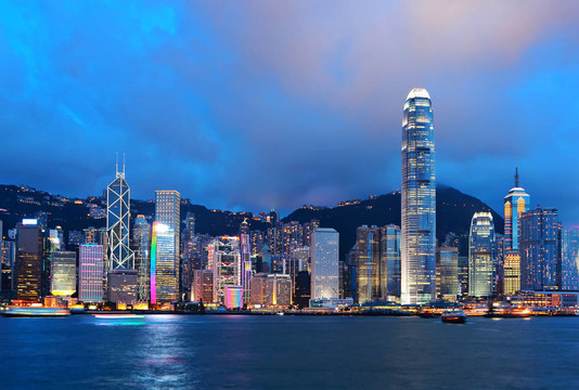 香港的天際線在夜間