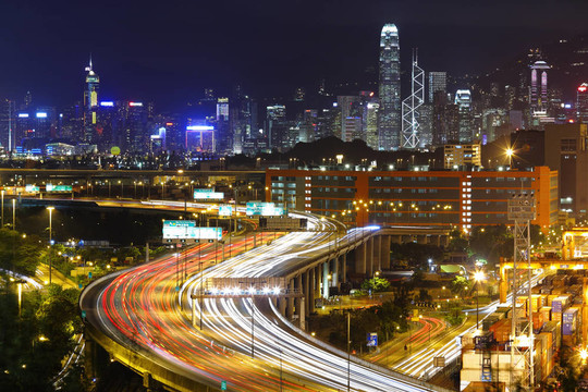 現(xiàn)代城市與公路在夜間