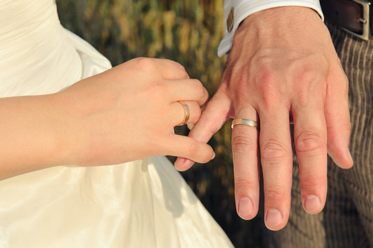 新婚夫婦的手與結(jié)婚戒指