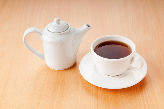 木桌上的茶
