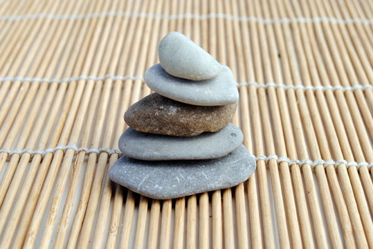 竹背景下的禪石。概念冥想放松和健康；和諧；