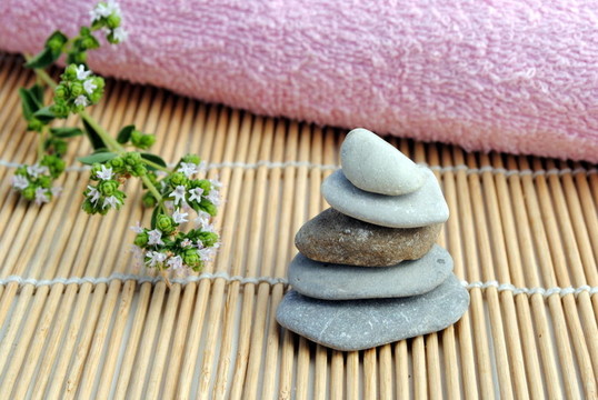 竹背景下的禪石。概念冥想放松和健康；和諧；