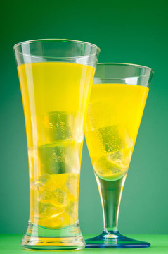 帶冰的杯子里的彩色雞尾酒