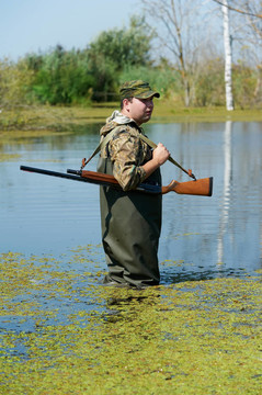 猎人带枪在沼泽