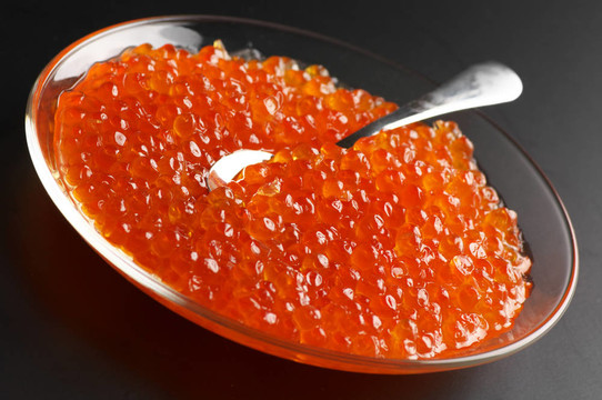 在板的魚子醬鮭魚