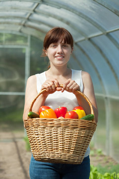帶籃子蔬菜的婦女