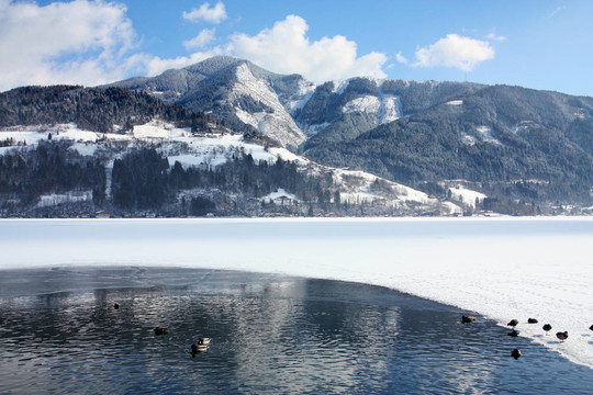 雪道風(fēng)景湖周圍雪山背景；Zeller；澤爾是Zee；奧地利