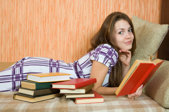 女孩在沙發(fā)上看書