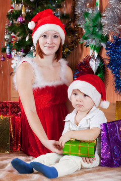 小男孩和媽媽在Santa帽