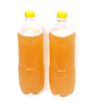 兩個(gè)塑料瓶啤酒