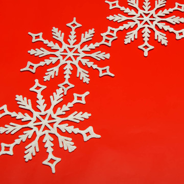紅色背景上的大雪花