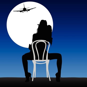 女人看著飛機在月亮