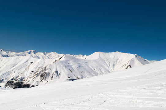 在冬天的雪下的高山
