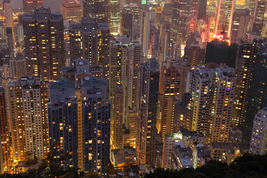 在高層建筑夜間鳥瞰圖