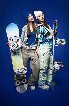 兩個(gè)女孩與滑雪板