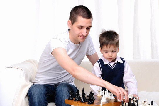 爸爸和兒子下棋