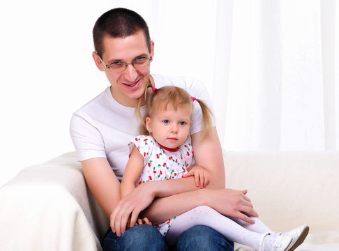 年輕的父親和他的女兒