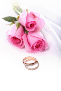 結(jié)婚戒指和粉紅玫瑰