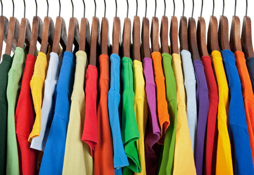 五顏六色的衣服在木衣架品種