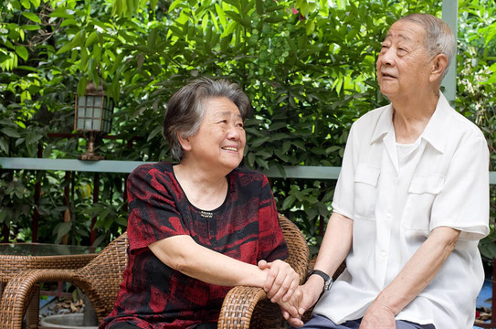一對(duì)資深夫婦看著對(duì)方可愛(ài)。