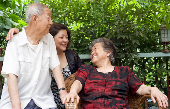 一個(gè)幸福的家庭：一對(duì)老夫婦和他們的孩子