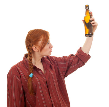留著棕色啤酒的年輕女人