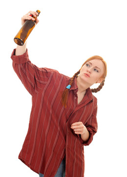 留著棕色啤酒的年輕女人