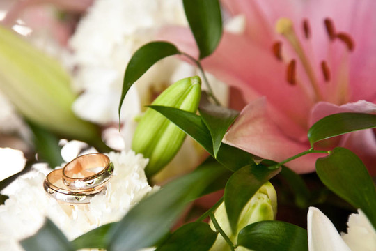 花束上的結(jié)婚戒指