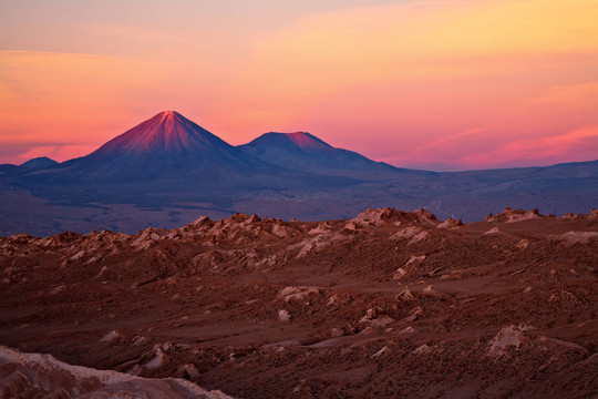 在火山的Licancabur和juriques日落；阿塔卡馬沙漠；智利