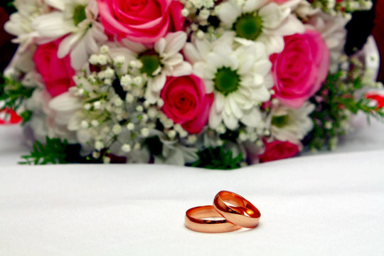 兩個(gè)結(jié)婚戒指和花束
