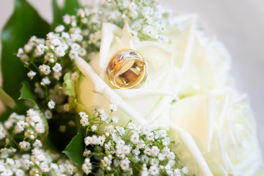 花束上的結(jié)婚戒指