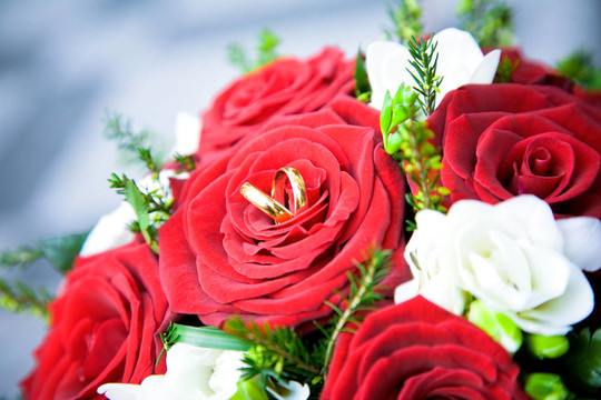 花束上的結(jié)婚戒指