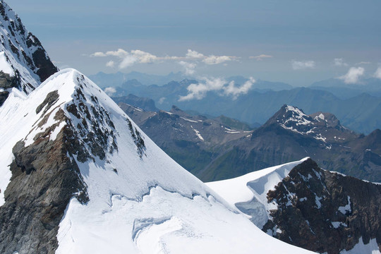 Jungfraujoch在瑞士阿爾卑斯山脈；