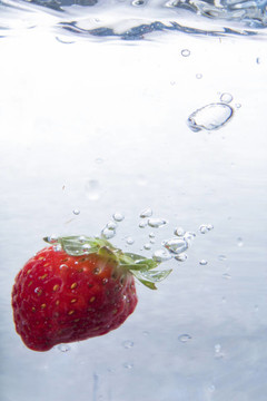 Strawberry在水