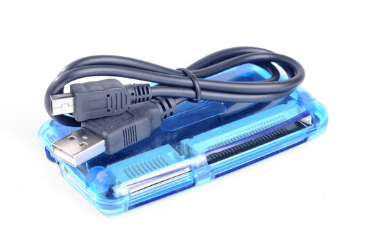 藍色讀卡器和黑色電纜隔離在白色