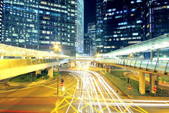 穿過(guò)城市的交通（交通被視為光的蹤跡）
