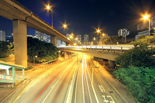 穿過(guò)城市的交通（交通被視為光的蹤跡）