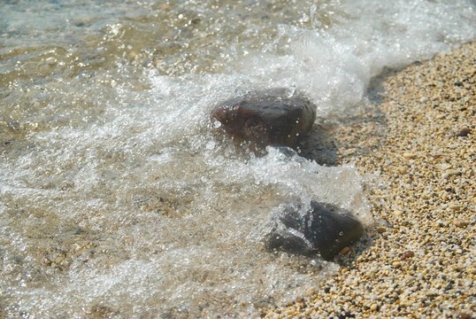 海浪泡沫中的巖石。