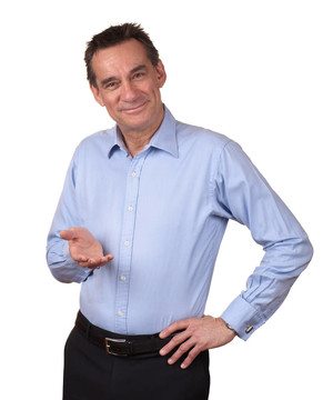 面帶微笑的男子握著一只手