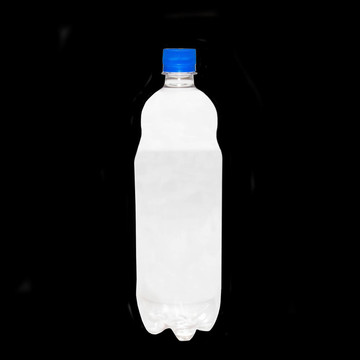 黑上隔離的塑料瓶。