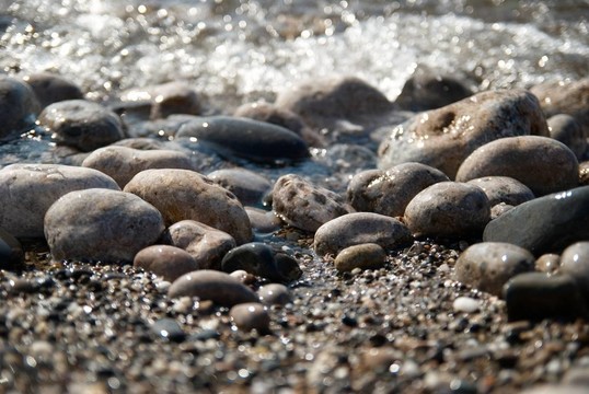 海浪泡沫中的巖石。