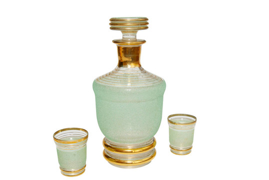 與葡萄酒杯白色隔離式潷水器。