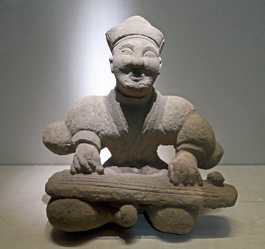 東漢石雕鼓瑟俑