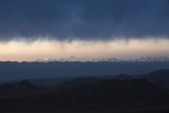 巴音布魯克 霞光 雪山