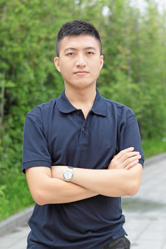 青年商人站與手交叉