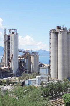 水泥廠；混凝土或水泥廠；重工業(yè)或建筑業(yè)。