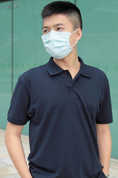 男子戴面具戶外