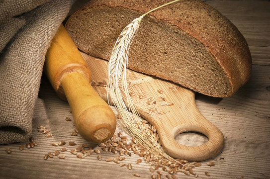 黑麦面包；和一个木制桌子上的玉米