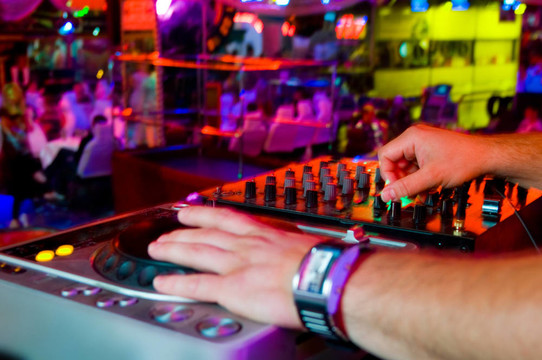 DJ混音軌道在夜總會聚會